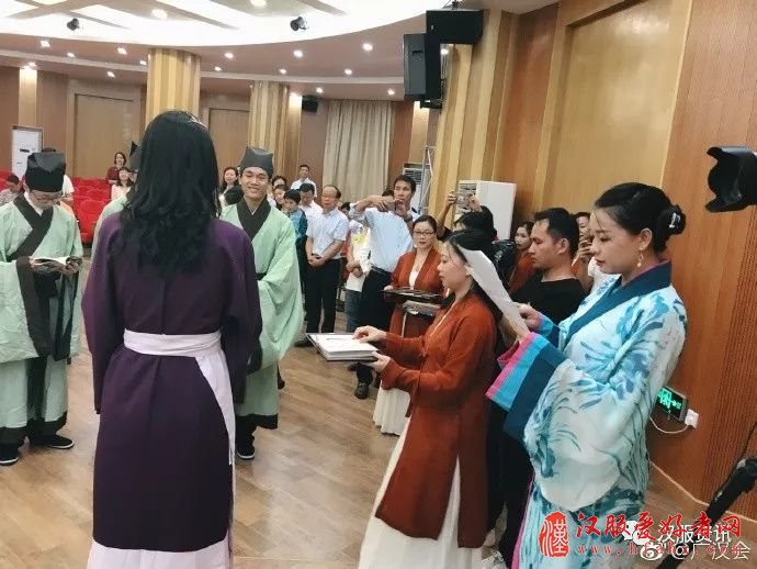 广东实验中学四十多位学生举办了一场汉服传统成人礼