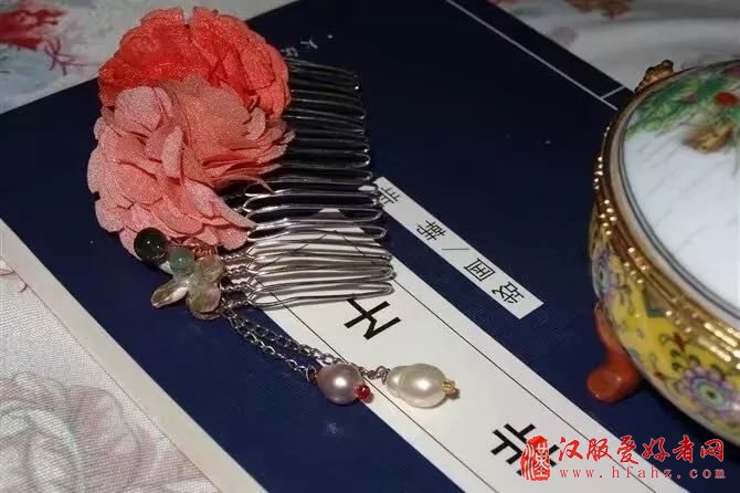 锡伯族女孩每天穿汉服上课 同学：好酷