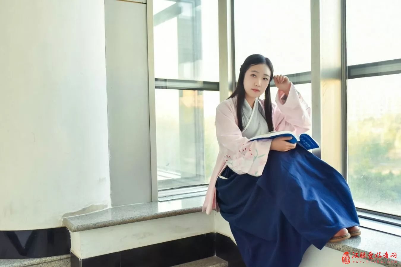 锡伯族女孩每天穿汉服上课 同学：好酷