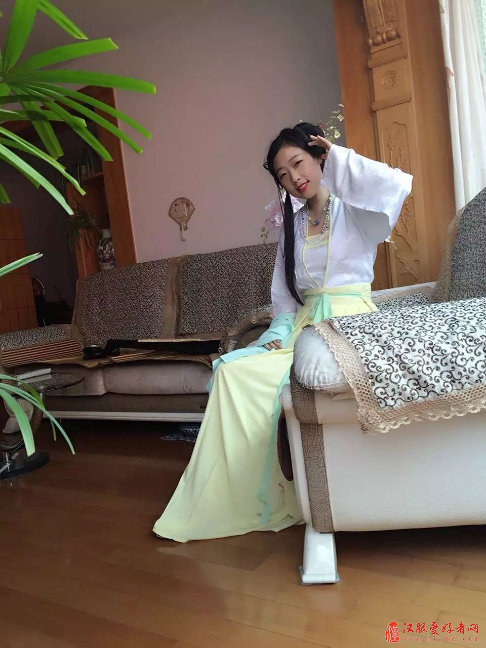 锡伯族女孩每天穿汉服上课 同学：好酷