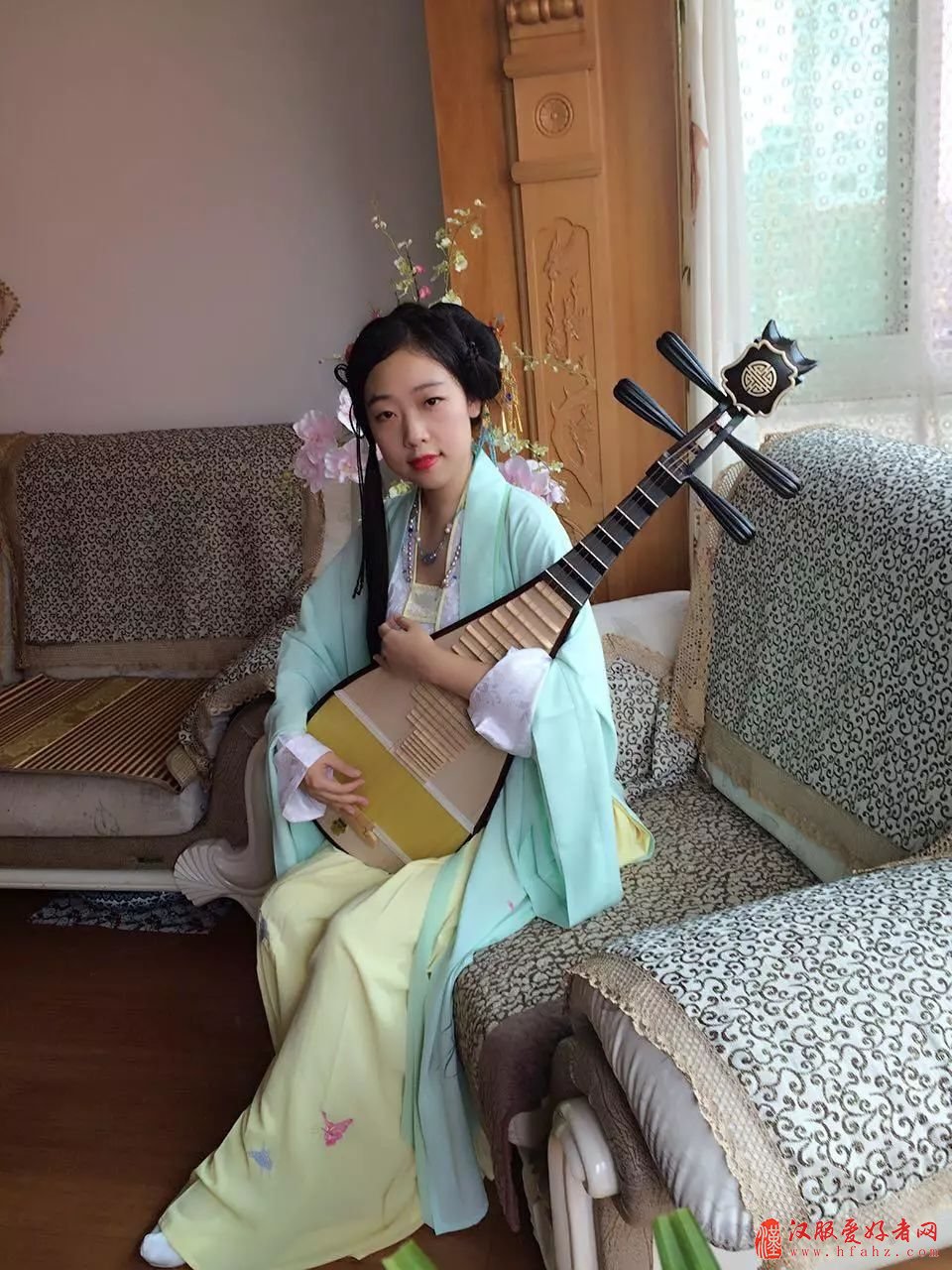 锡伯族女孩每天穿汉服上课 同学：好酷
