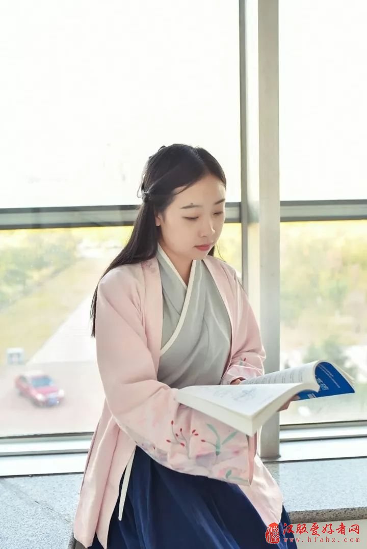 锡伯族女孩每天穿汉服上课 同学：好酷
