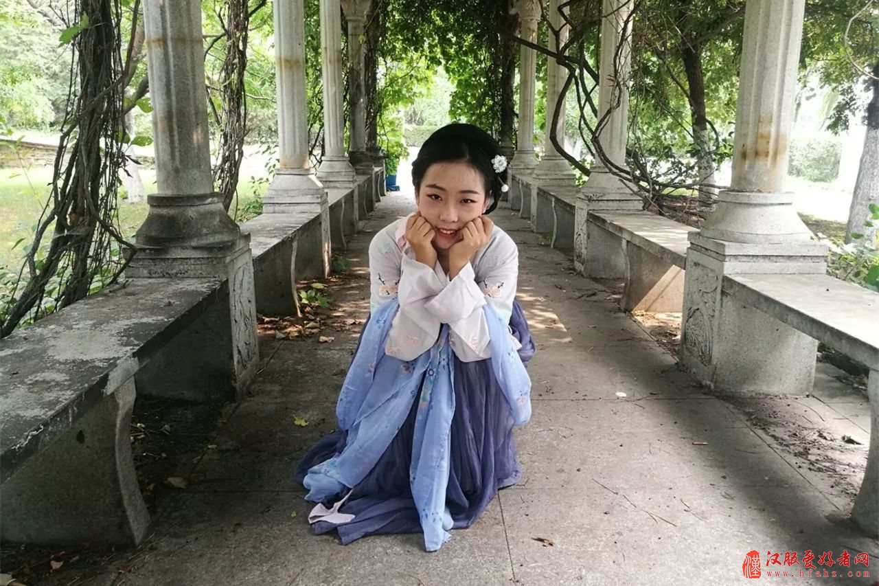 锡伯族女孩每天穿汉服上课 同学：好酷