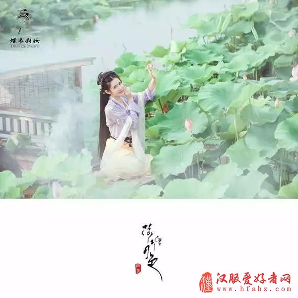 初见莲,是在周敦颐的《爱莲说》:`予独爱莲之出淤泥而不染,濯清涟而不妖,中通外直,不蔓不枝,香远益清,亭亭净植,可远观而不可亵玩焉。`