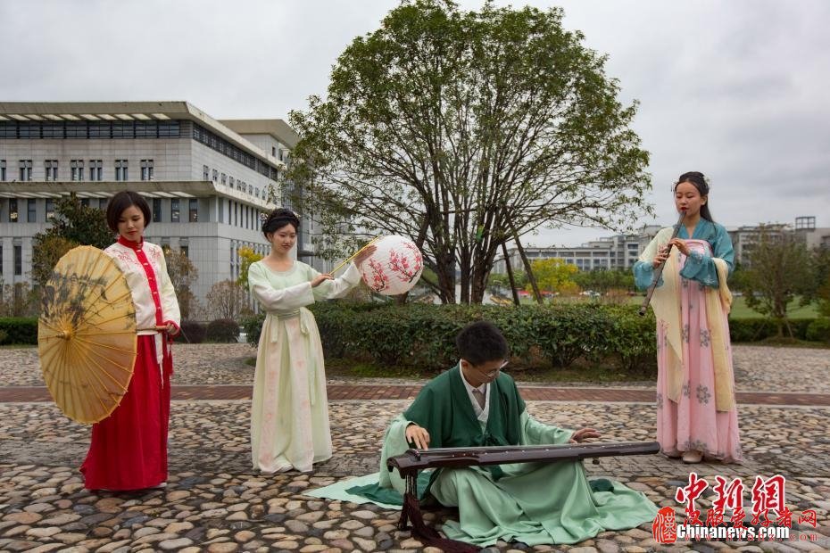 南邮120岁“丹桂”飘香 学生着汉服赏花吟诗