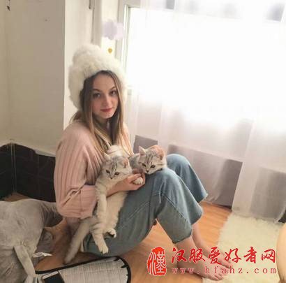  俄罗斯姑娘身着汉服，尽显异域风情