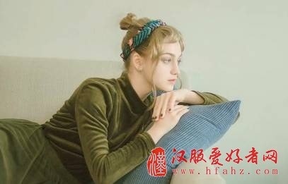  俄罗斯姑娘身着汉服，尽显异域风情