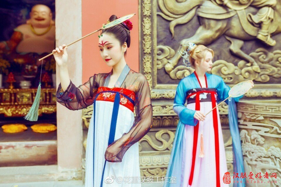  俄罗斯姑娘身着汉服，尽显异域风情