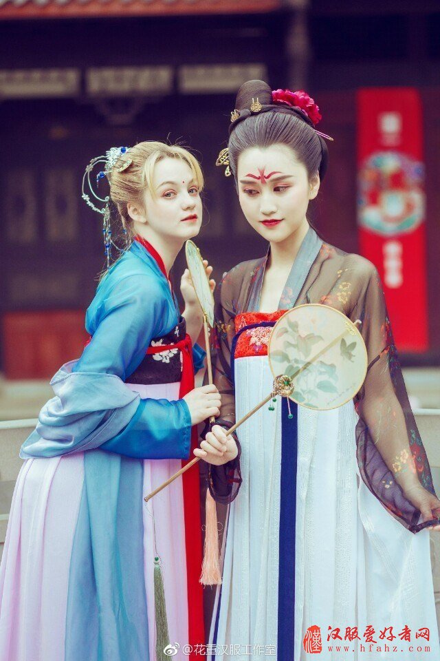  俄罗斯姑娘身着汉服，尽显异域风情