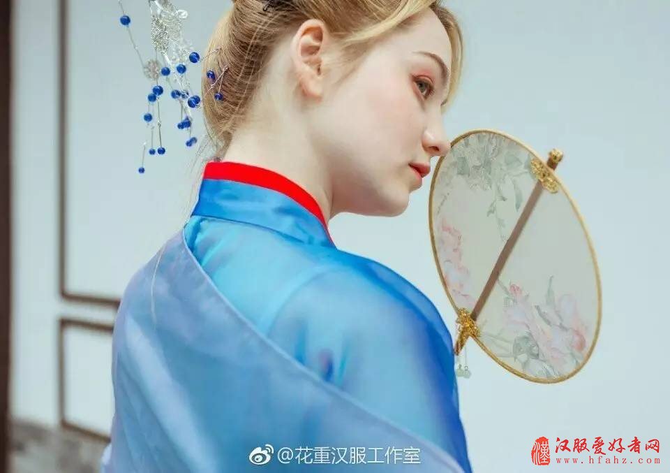  俄罗斯姑娘身着汉服，尽显异域风情