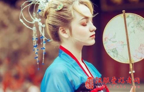  俄罗斯姑娘身着汉服，尽显异域风情