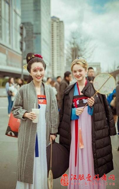  俄罗斯姑娘身着汉服，尽显异域风情