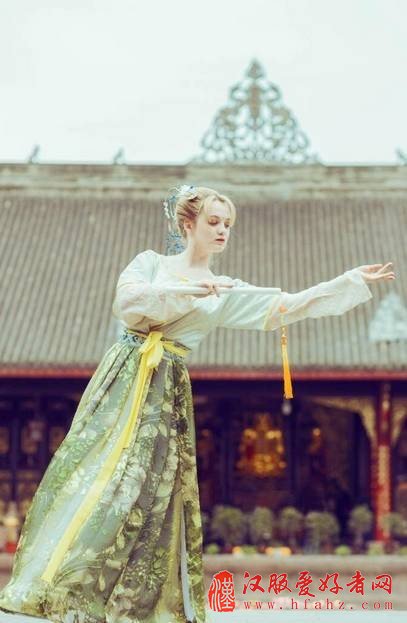  俄罗斯姑娘身着汉服，尽显异域风情