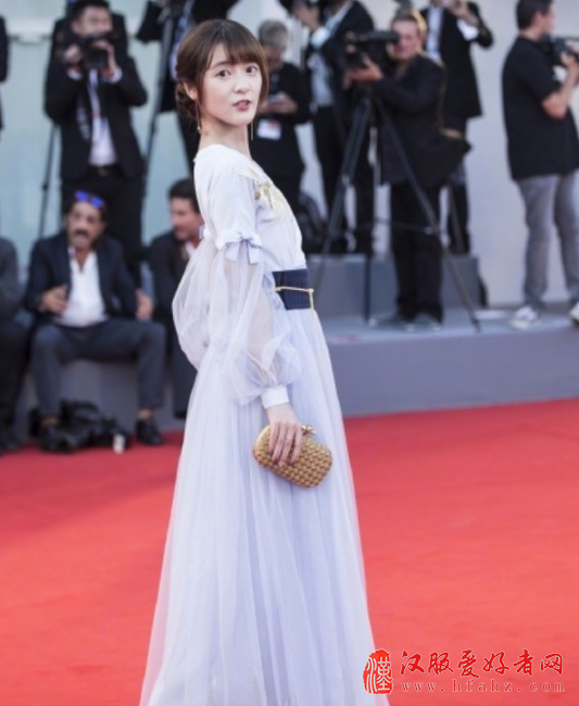 徐娇穿“汉服”去威尼斯电影节 散发独特气质 徐娇穿“汉服”去威尼斯电影节 散发独特气质