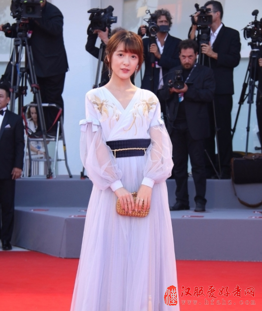 徐娇穿“汉服”去威尼斯电影节 散发独特气质 徐娇穿“汉服”去威尼斯电影节 散发独特气质