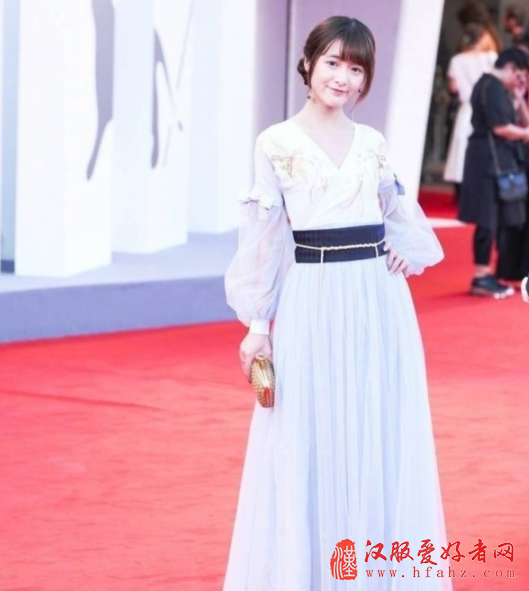 徐娇穿“汉服”去威尼斯电影节 散发独特气质 徐娇穿“汉服”去威尼斯电影节 散发独特气质