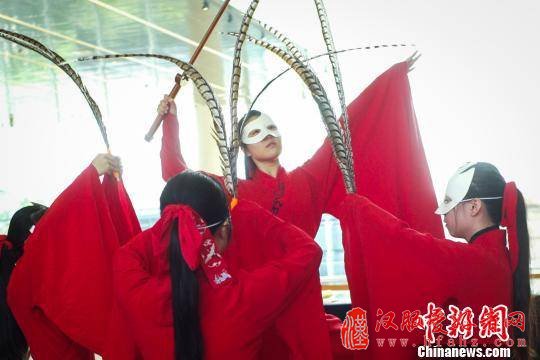 南京大报恩寺遗址公园：中外汉服美女行古礼迎