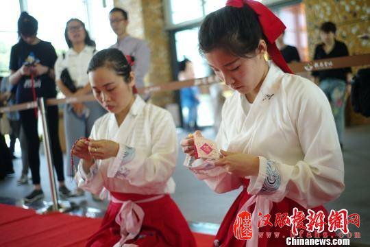 南京大报恩寺遗址公园：中外汉服美女行古礼迎