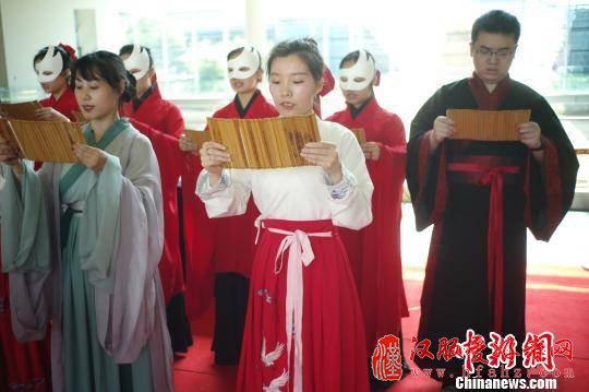 南京大报恩寺遗址公园：中外汉服美女行古礼迎