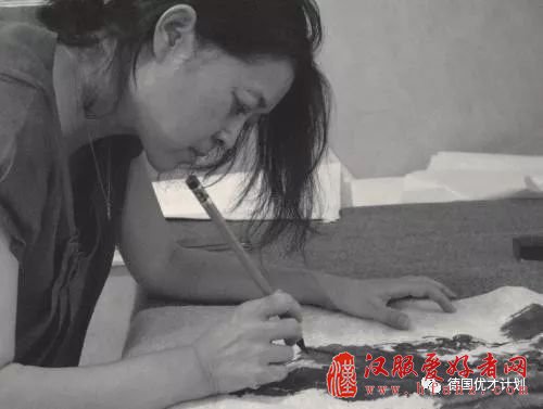 她曾是春晚女神！告别春晚后，却倾家荡产，过