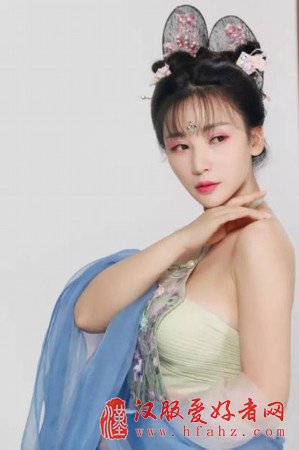 薄纱、肚兜、美背、回眸 古装的柳岩更美了