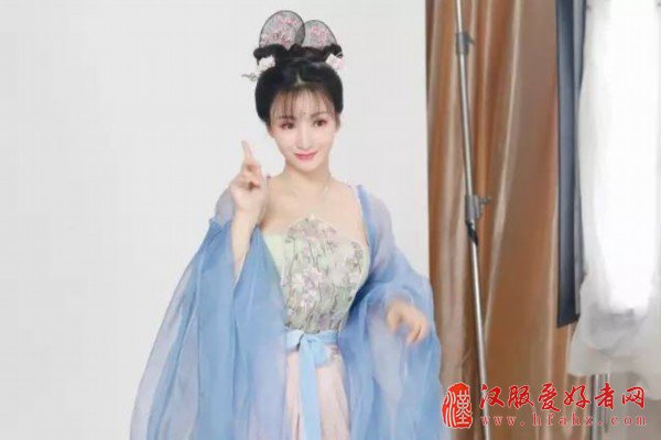 薄纱、肚兜、美背、回眸 古装的柳岩更美了
