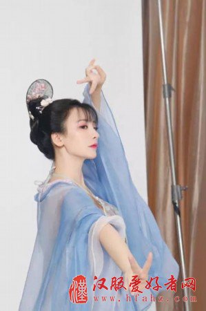 薄纱、肚兜、美背、回眸 古装的柳岩更美了