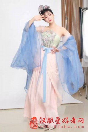 薄纱、肚兜、美背、回眸 古装的柳岩更美了