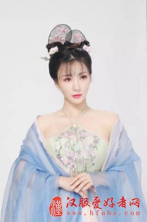 薄纱、肚兜、美背、回眸 古装的柳岩更美了