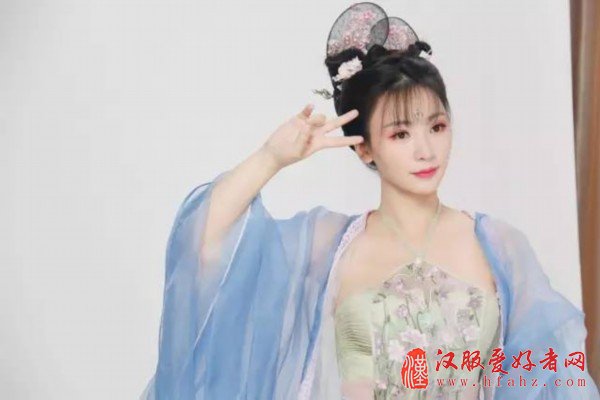 薄纱、肚兜、美背、回眸 古装的柳岩更美了