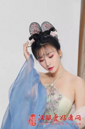 薄纱、肚兜、美背、回眸 古装的柳岩更美了