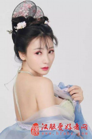 薄纱、肚兜、美背、回眸 古装的柳岩更美了
