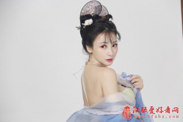 薄纱、肚兜、美背、回眸 古装的柳岩更美了
