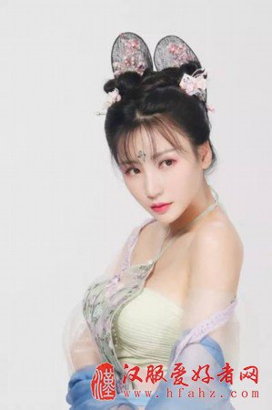 薄纱、肚兜、美背、回眸 古装的柳岩更美了