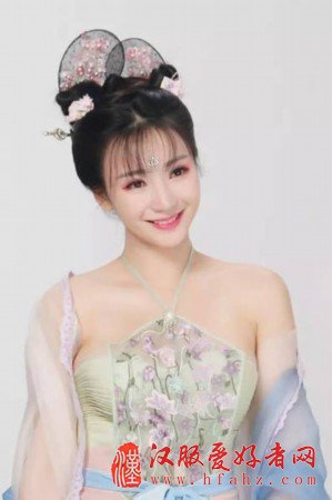 薄纱、肚兜、美背、回眸 古装的柳岩更美了