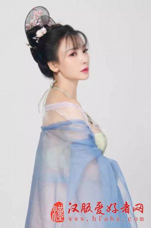 薄纱、肚兜、美背、回眸 古装的柳岩更美了
