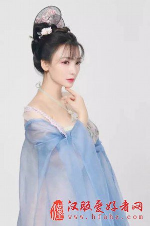 薄纱、肚兜、美背、回眸 古装的柳岩更美了