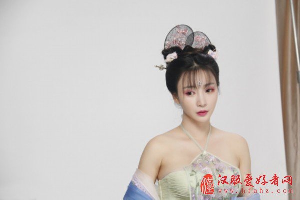 薄纱、肚兜、美背、回眸 古装的柳岩更美了