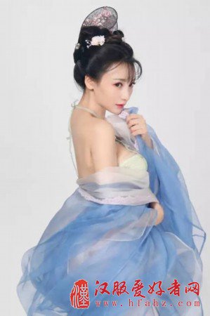 薄纱、肚兜、美背、回眸 古装的柳岩更美了