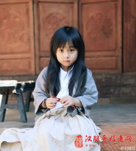 有服章之美,谓之华;有礼仪之大,谓之夏。
汉服,汉民族传统服饰,以“华夏—汉”文化为背景和主导思想,以华夏礼仪文化为中心,具有独特汉民族风貌性格。
