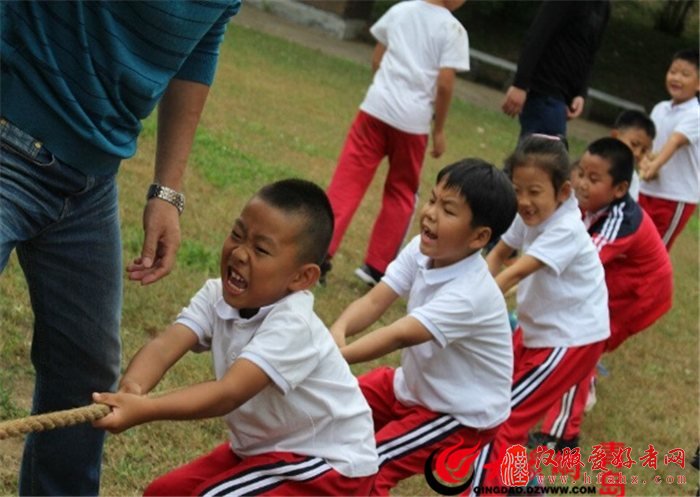 穿汉服点朱砂拜师傅 青岛书院路小学古诗词大赛插上科技翅膀