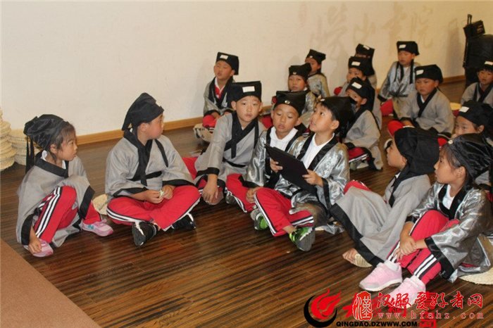 穿汉服点朱砂拜师傅 青岛书院路小学古诗词大赛插上科技翅膀