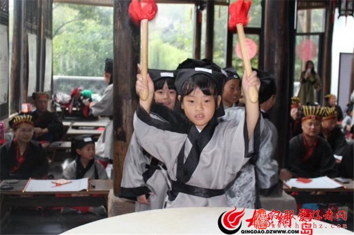 穿汉服点朱砂拜师傅 青岛书院路小学古诗词大赛插上科技翅膀