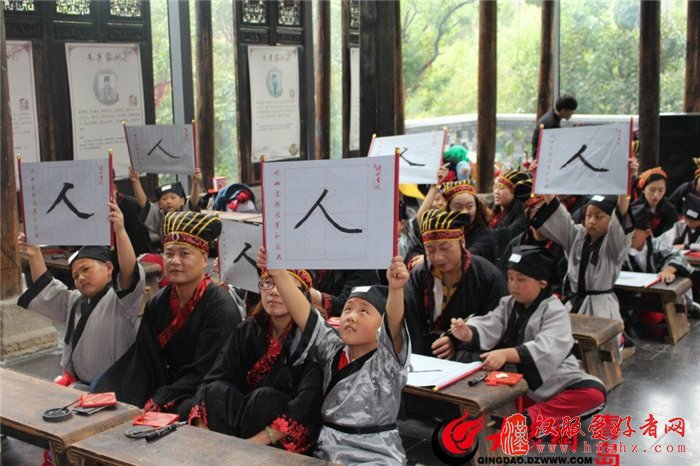 穿汉服点朱砂拜师傅 青岛书院路小学古诗词大赛插上科技翅膀