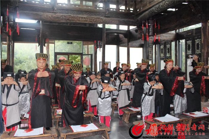 穿汉服点朱砂拜师傅 青岛书院路小学古诗词大赛插上科技翅膀