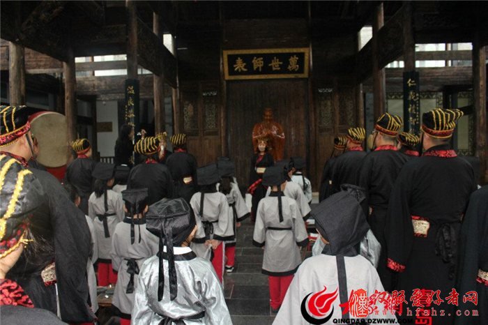 穿汉服点朱砂拜师傅 青岛书院路小学古诗词大赛插上科技翅膀