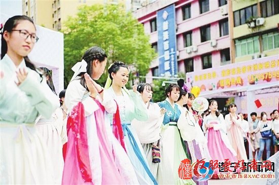 洪城国庆上演“汉服快闪”展现民族风情 弘扬传统文化
