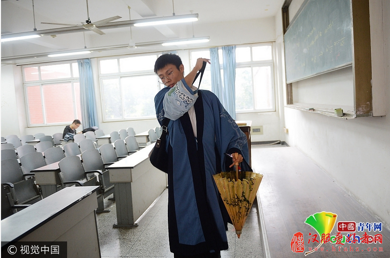 成都高校一男生每天穿汉服 还会抚琴作诗