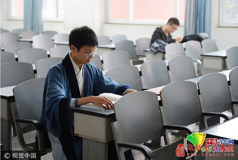 成都高校一男生每天穿汉服 还会抚琴作诗