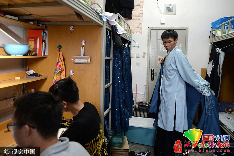 成都高校一男生每天穿汉服 还会抚琴作诗